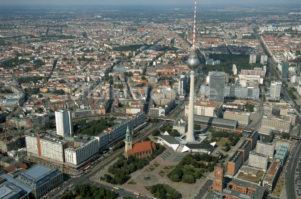 Luftaufnahme Berlin - Fernmeldeturm und Fernsehturm im Ortsteil Mitte in Berlin, Deutschland