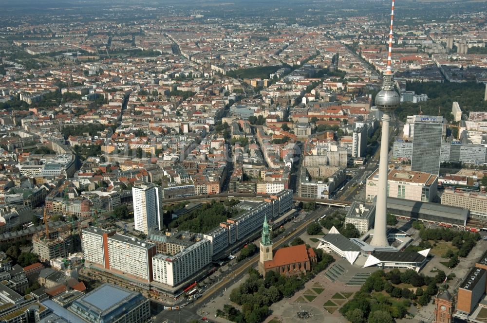 Berlin von oben - Fernmeldeturm und Fernsehturm im Ortsteil Mitte in Berlin, Deutschland