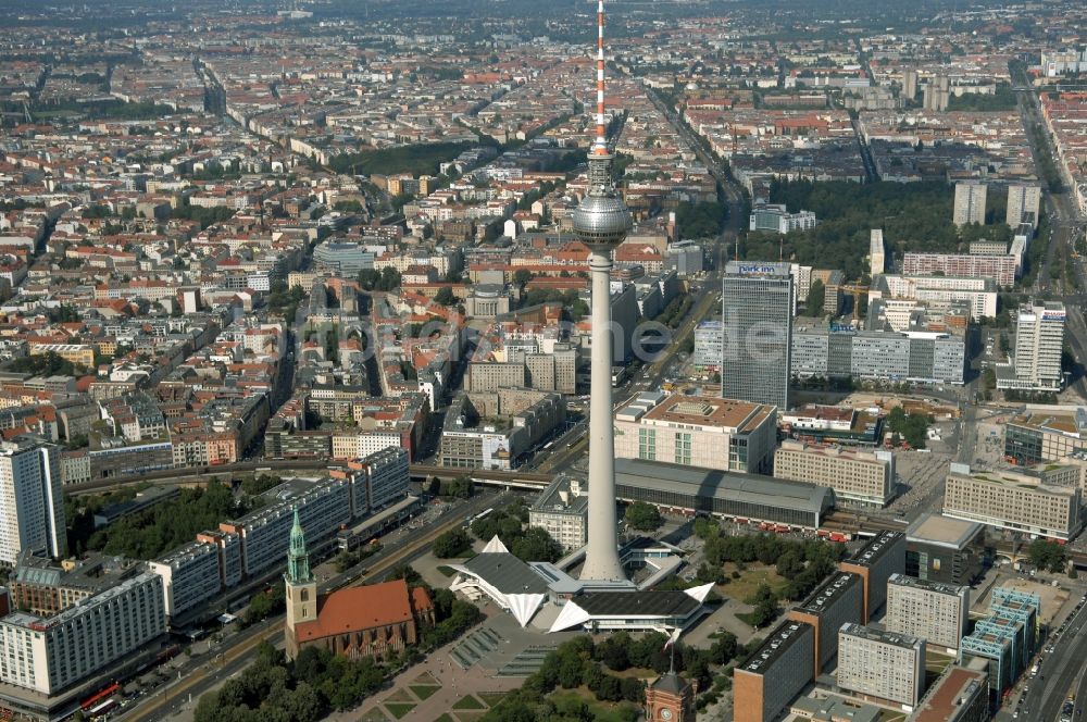 Berlin aus der Vogelperspektive: Fernmeldeturm und Fernsehturm im Ortsteil Mitte in Berlin, Deutschland