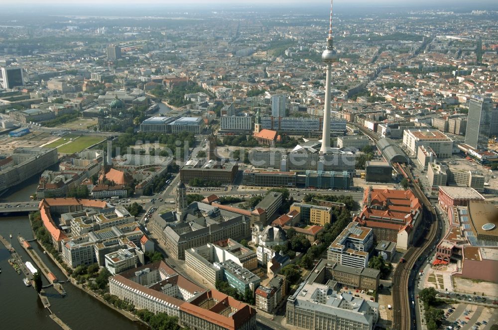 Luftaufnahme Berlin - Fernmeldeturm und Fernsehturm im Ortsteil Mitte in Berlin, Deutschland