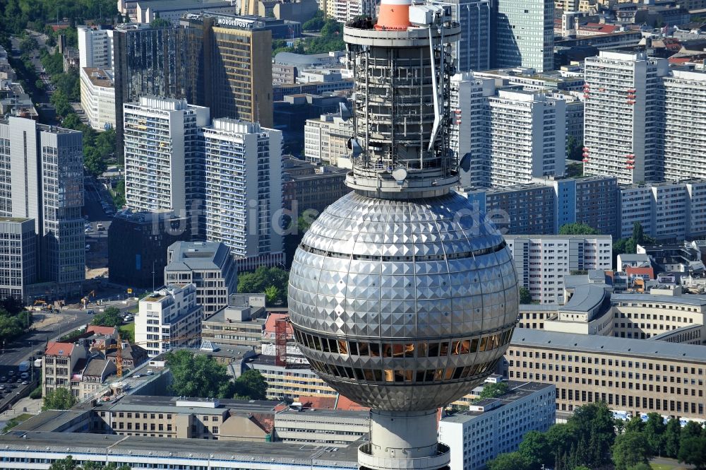 Berlin aus der Vogelperspektive: Fernmeldeturm und Fernsehturm im Ortsteil Mitte in Berlin, Deutschland