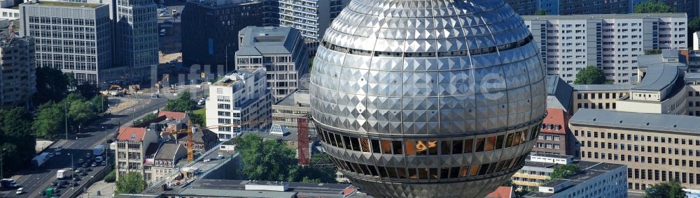 Luftaufnahme Berlin - Fernmeldeturm und Fernsehturm im Ortsteil Mitte in Berlin, Deutschland