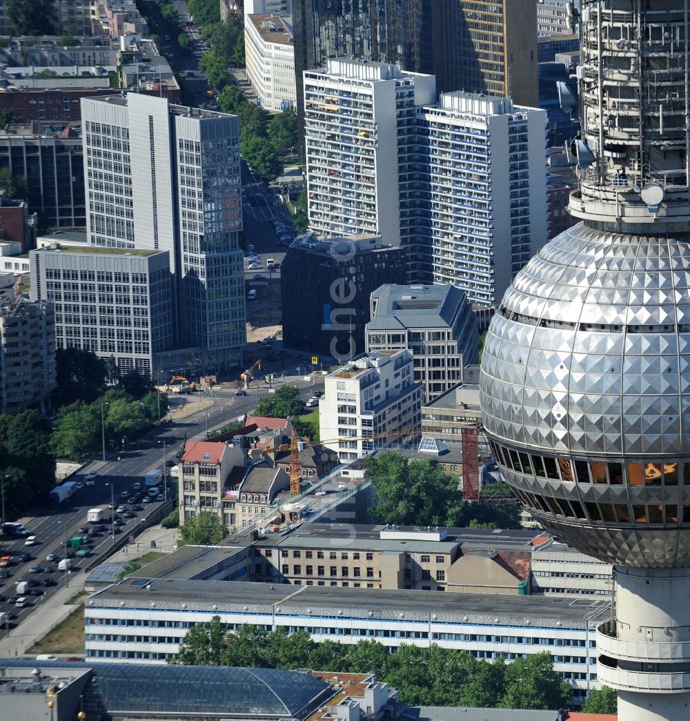 Berlin von oben - Fernmeldeturm und Fernsehturm im Ortsteil Mitte in Berlin, Deutschland