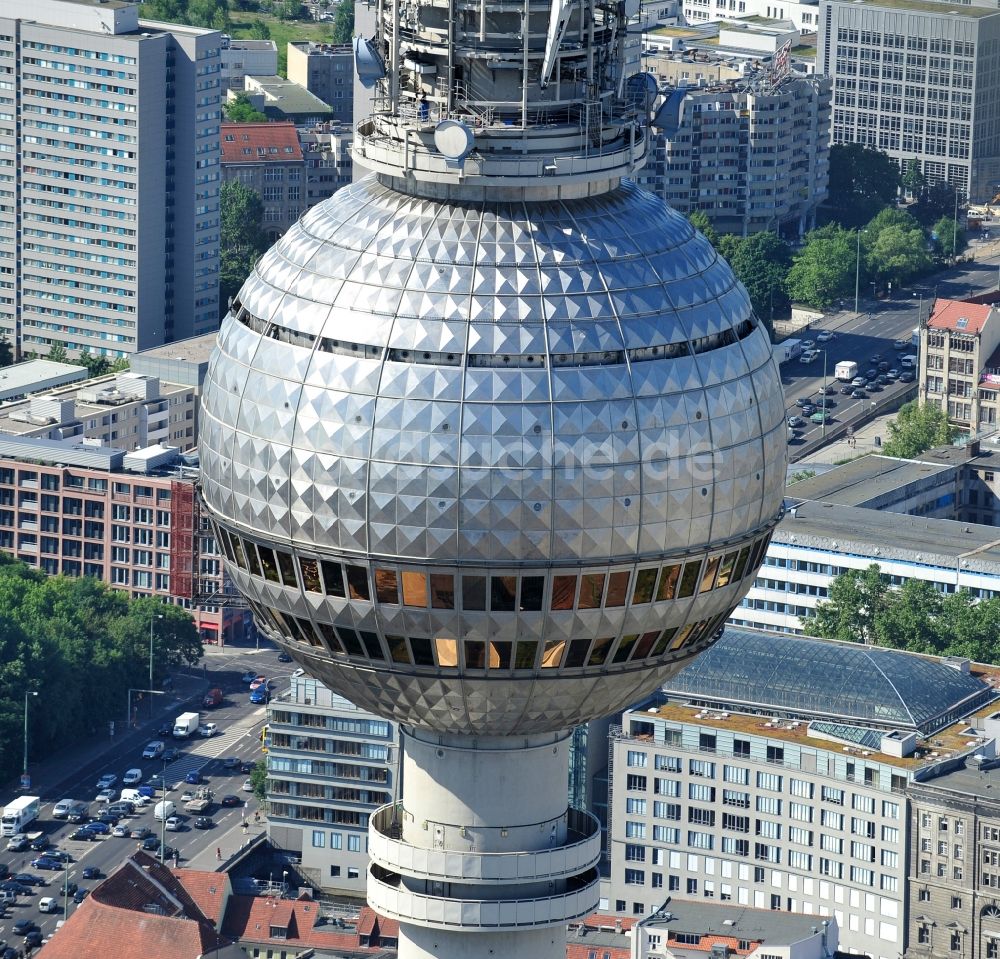 Berlin aus der Vogelperspektive: Fernmeldeturm und Fernsehturm im Ortsteil Mitte in Berlin, Deutschland