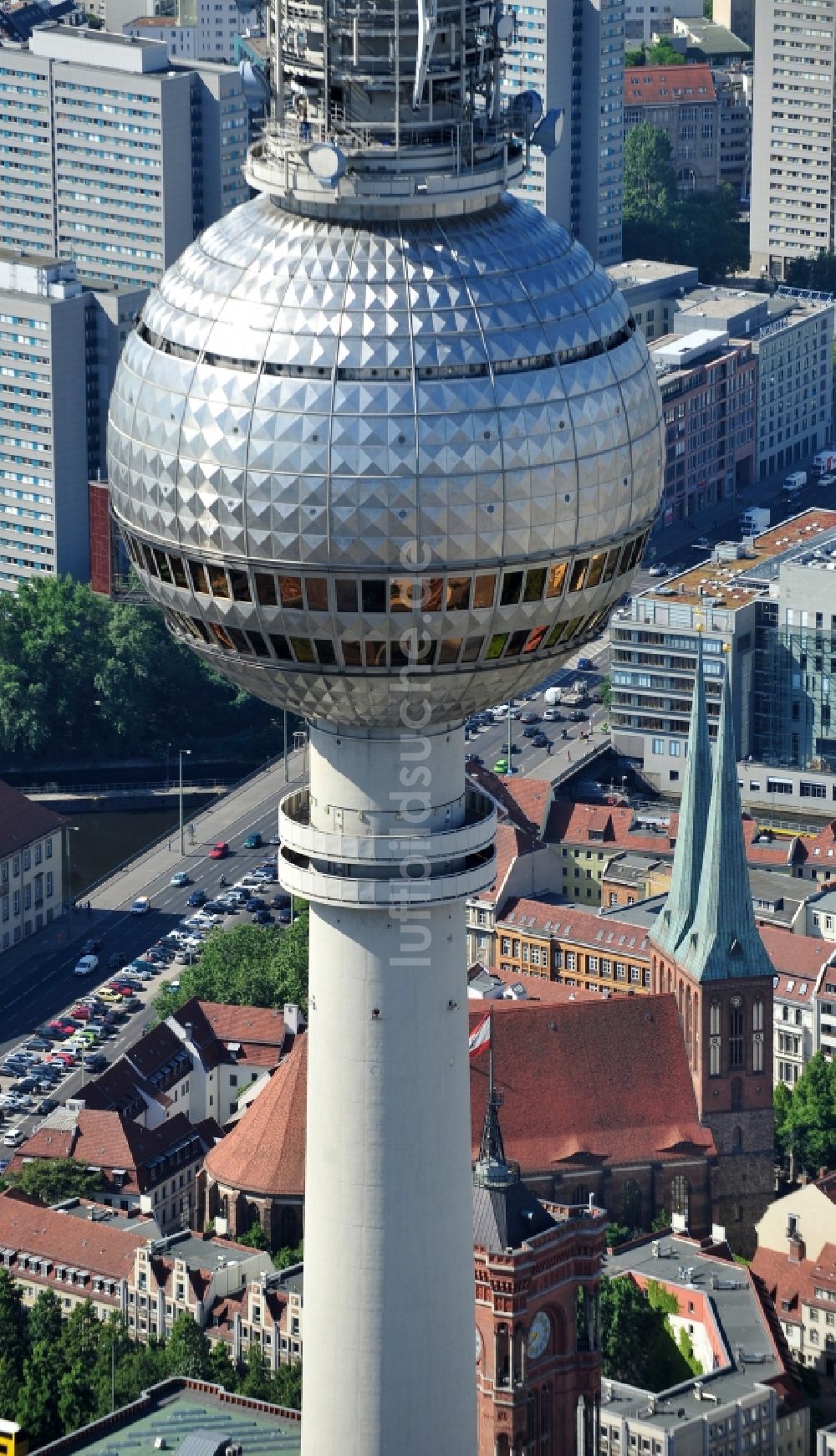 Luftbild Berlin - Fernmeldeturm und Fernsehturm im Ortsteil Mitte in Berlin, Deutschland