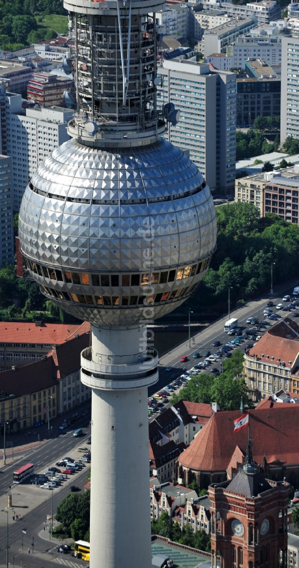 Luftaufnahme Berlin - Fernmeldeturm und Fernsehturm im Ortsteil Mitte in Berlin, Deutschland