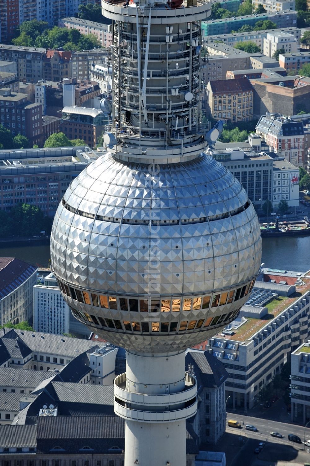 Berlin von oben - Fernmeldeturm und Fernsehturm im Ortsteil Mitte in Berlin, Deutschland