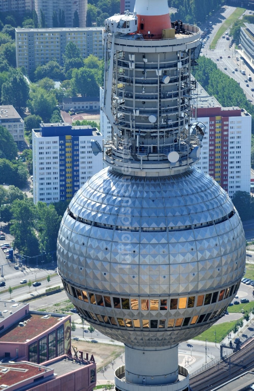 Berlin aus der Vogelperspektive: Fernmeldeturm und Fernsehturm im Ortsteil Mitte in Berlin, Deutschland