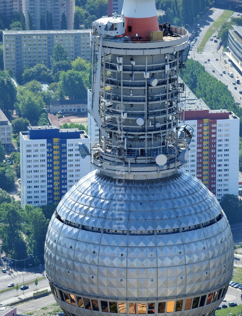 Luftbild Berlin - Fernmeldeturm und Fernsehturm im Ortsteil Mitte in Berlin, Deutschland