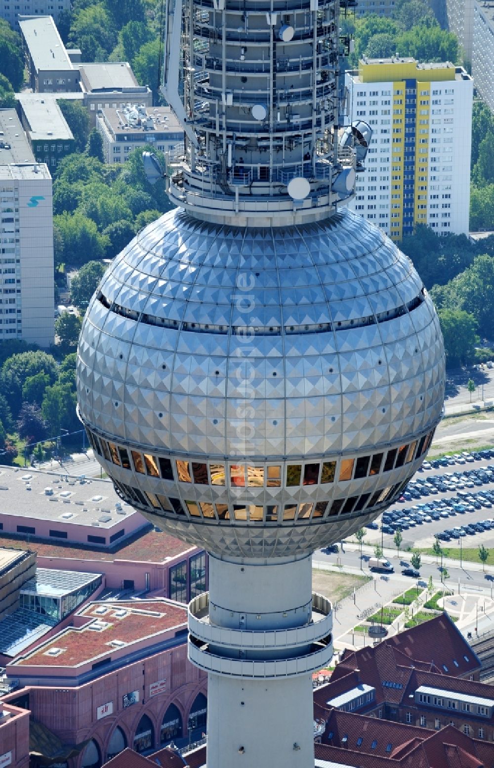 Luftaufnahme Berlin - Fernmeldeturm und Fernsehturm im Ortsteil Mitte in Berlin, Deutschland