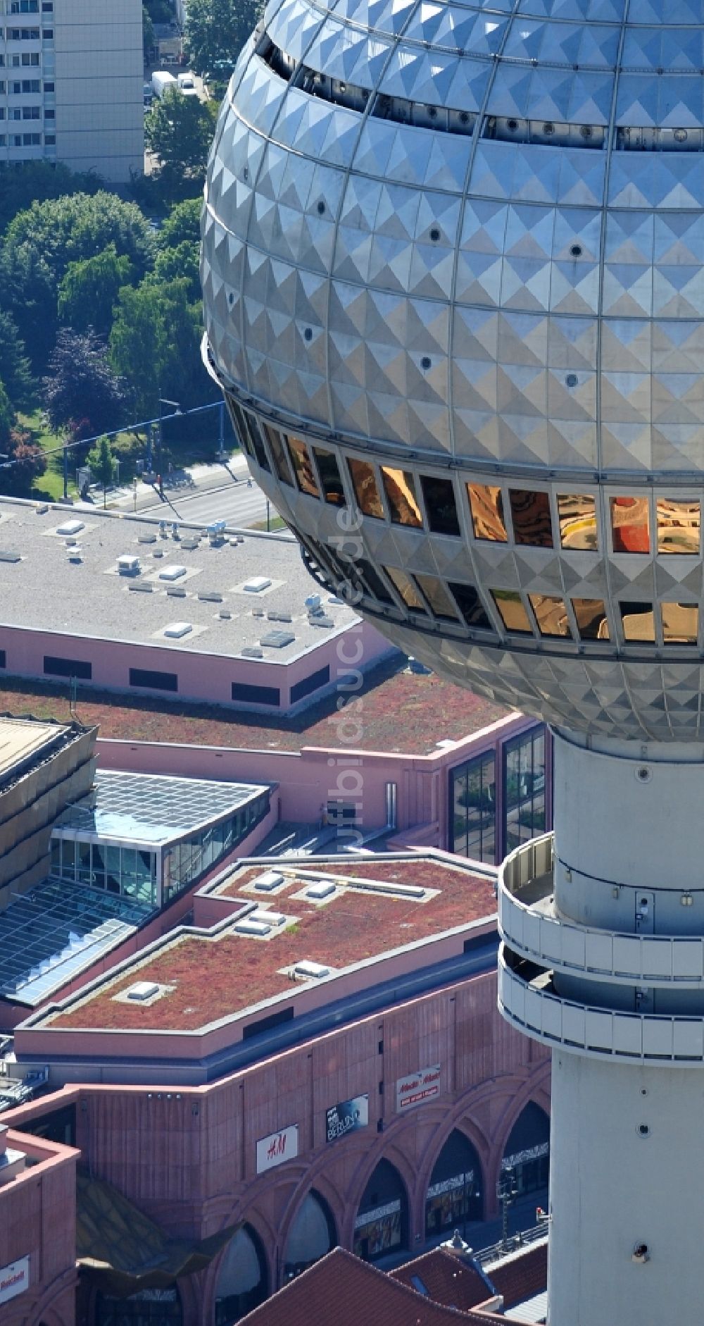 Berlin von oben - Fernmeldeturm und Fernsehturm im Ortsteil Mitte in Berlin, Deutschland