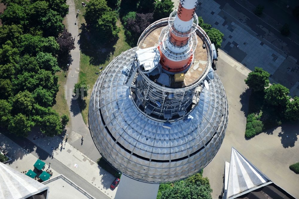 Berlin aus der Vogelperspektive: Fernmeldeturm und Fernsehturm im Ortsteil Mitte in Berlin, Deutschland