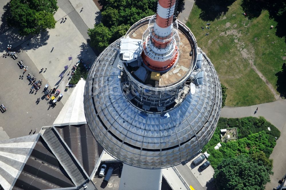 Luftaufnahme Berlin - Fernmeldeturm und Fernsehturm im Ortsteil Mitte in Berlin, Deutschland