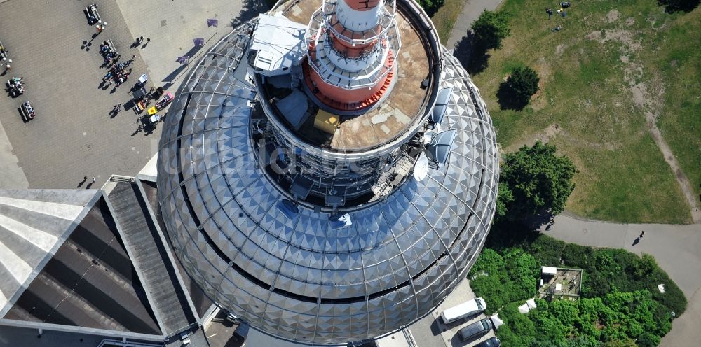 Berlin von oben - Fernmeldeturm und Fernsehturm im Ortsteil Mitte in Berlin, Deutschland