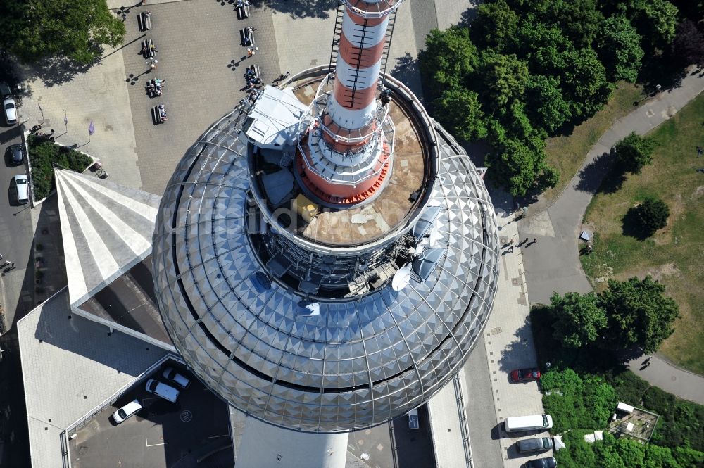 Berlin aus der Vogelperspektive: Fernmeldeturm und Fernsehturm im Ortsteil Mitte in Berlin, Deutschland