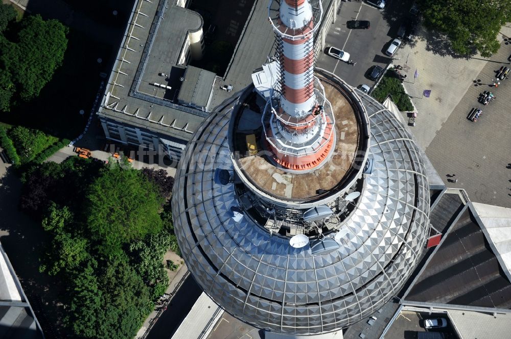 Luftaufnahme Berlin - Fernmeldeturm und Fernsehturm im Ortsteil Mitte in Berlin, Deutschland