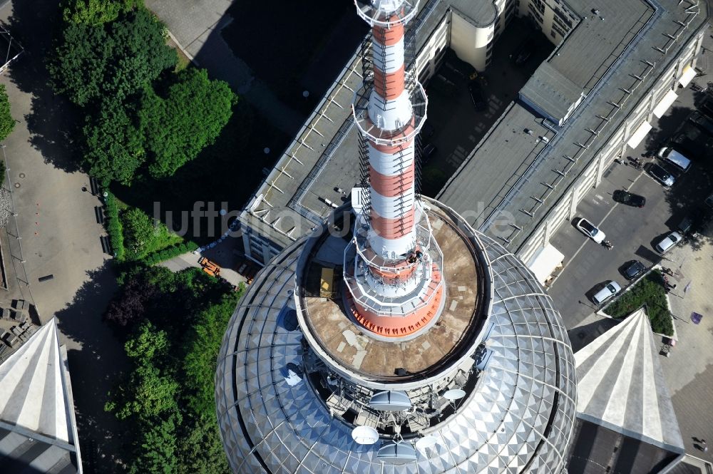 Berlin von oben - Fernmeldeturm und Fernsehturm im Ortsteil Mitte in Berlin, Deutschland