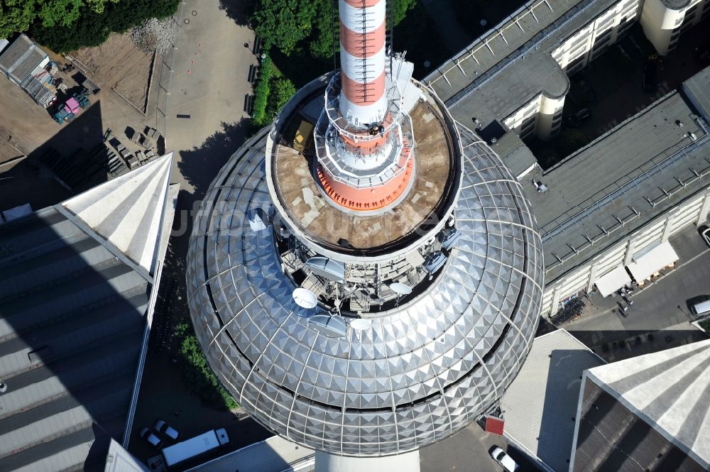 Berlin aus der Vogelperspektive: Fernmeldeturm und Fernsehturm im Ortsteil Mitte in Berlin, Deutschland