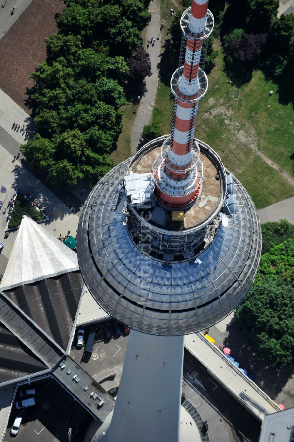 Luftbild Berlin - Fernmeldeturm und Fernsehturm im Ortsteil Mitte in Berlin, Deutschland