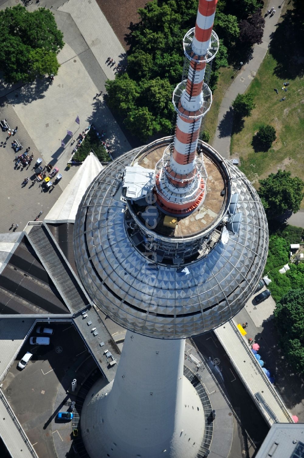 Luftaufnahme Berlin - Fernmeldeturm und Fernsehturm im Ortsteil Mitte in Berlin, Deutschland