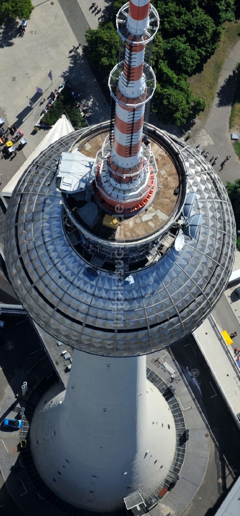 Berlin von oben - Fernmeldeturm und Fernsehturm im Ortsteil Mitte in Berlin, Deutschland