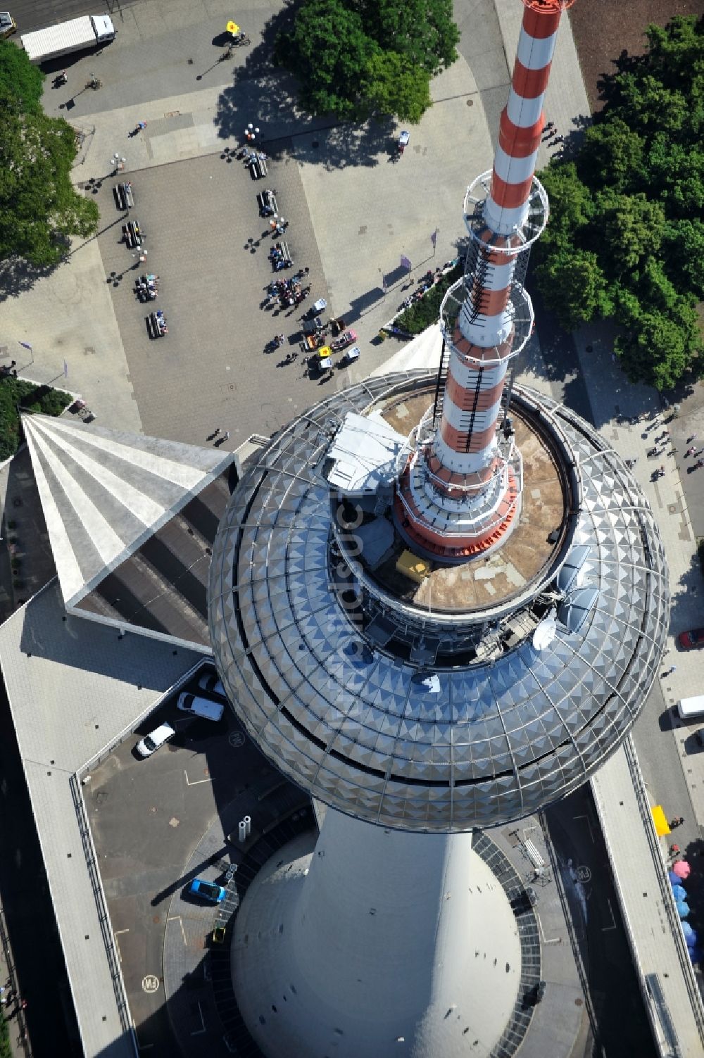 Berlin aus der Vogelperspektive: Fernmeldeturm und Fernsehturm im Ortsteil Mitte in Berlin, Deutschland