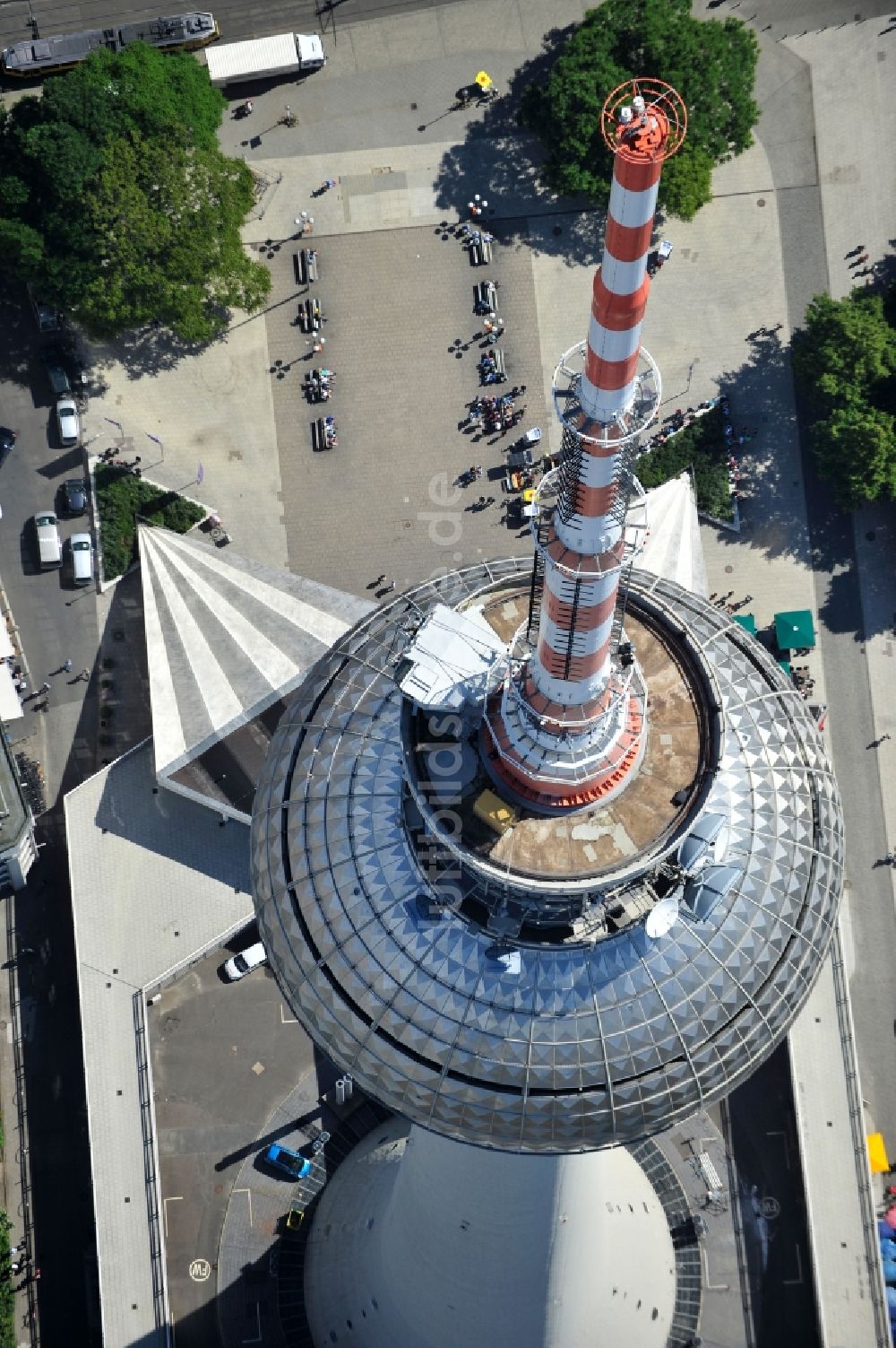 Luftbild Berlin - Fernmeldeturm und Fernsehturm im Ortsteil Mitte in Berlin, Deutschland