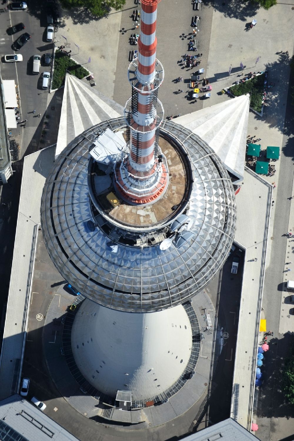 Luftaufnahme Berlin - Fernmeldeturm und Fernsehturm im Ortsteil Mitte in Berlin, Deutschland