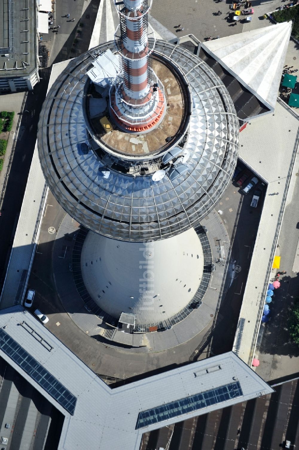 Berlin von oben - Fernmeldeturm und Fernsehturm im Ortsteil Mitte in Berlin, Deutschland