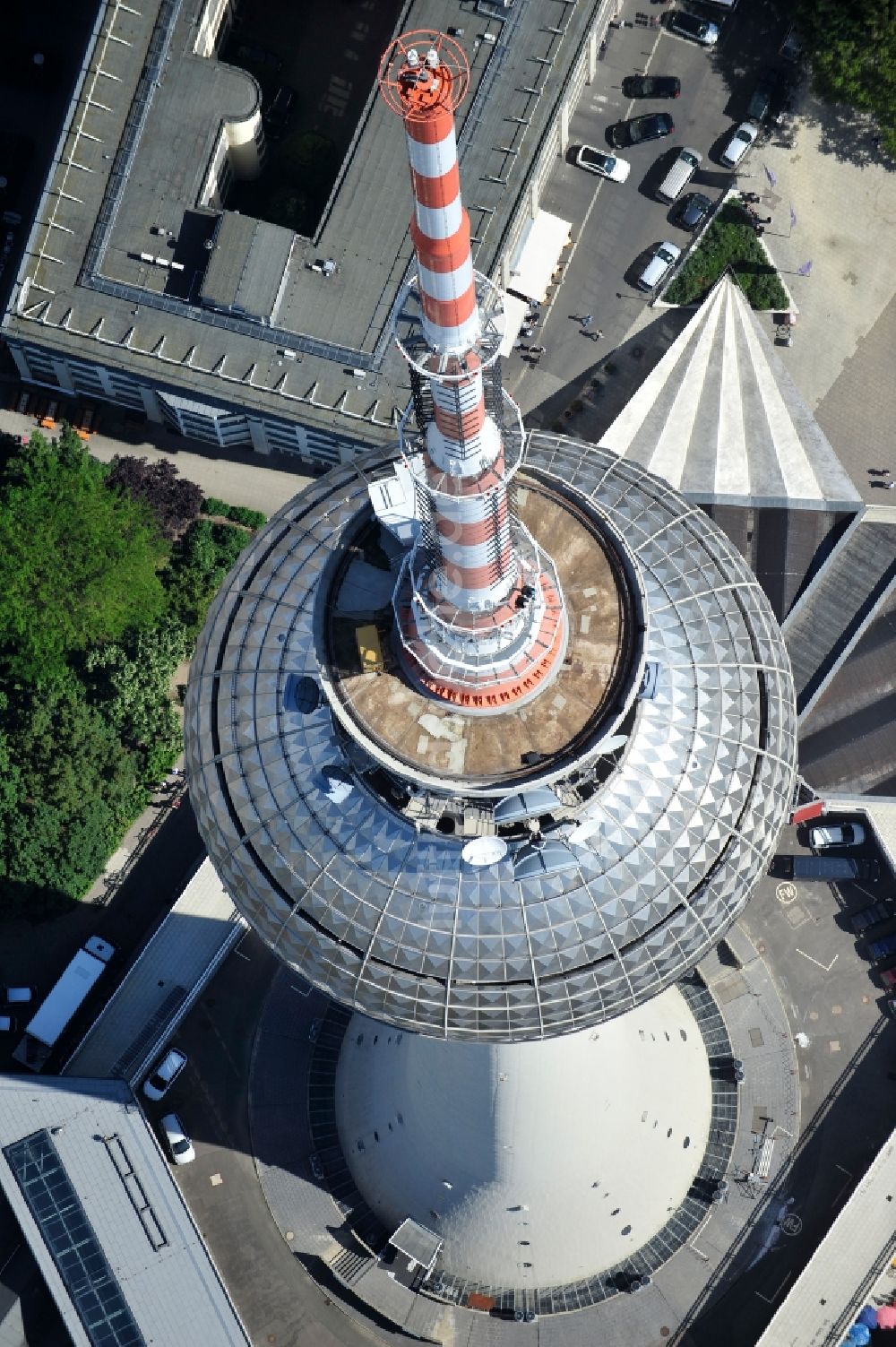 Berlin aus der Vogelperspektive: Fernmeldeturm und Fernsehturm im Ortsteil Mitte in Berlin, Deutschland