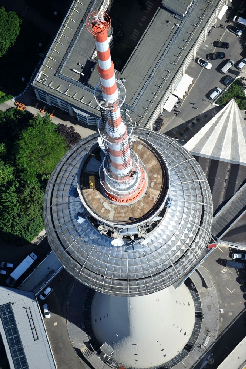 Luftbild Berlin - Fernmeldeturm und Fernsehturm im Ortsteil Mitte in Berlin, Deutschland