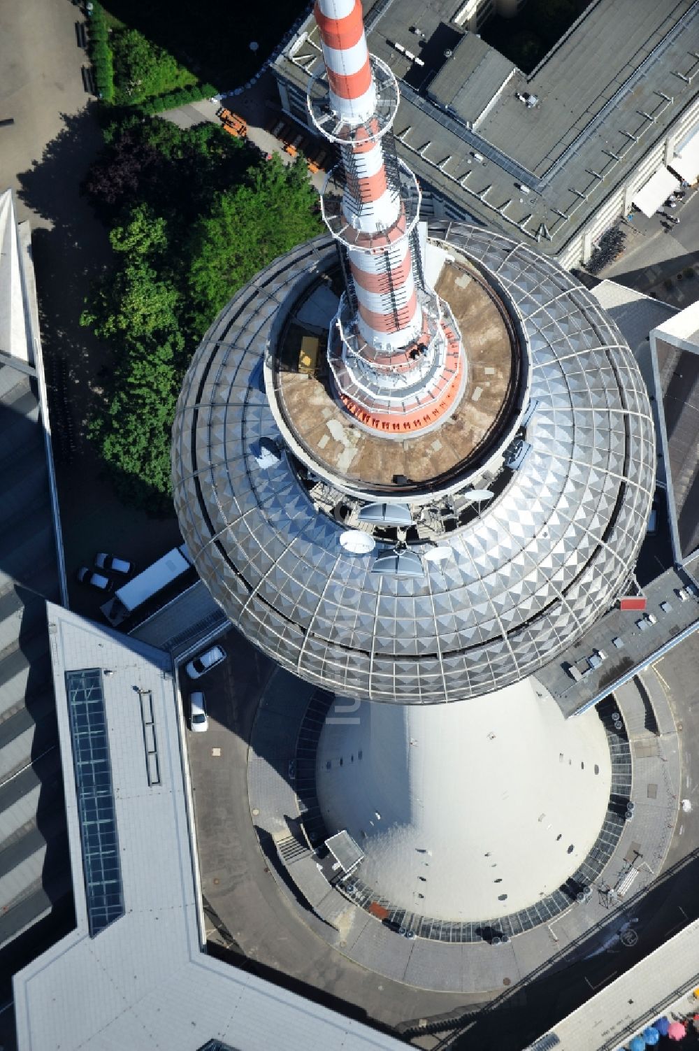 Luftaufnahme Berlin - Fernmeldeturm und Fernsehturm im Ortsteil Mitte in Berlin, Deutschland