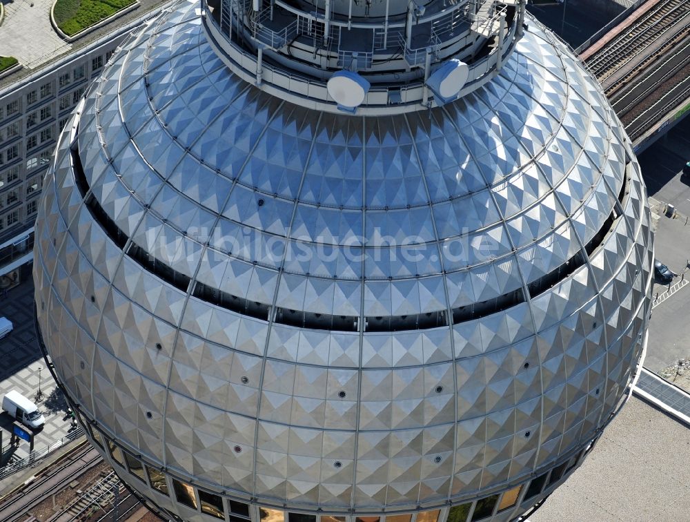 Berlin von oben - Fernmeldeturm und Fernsehturm im Ortsteil Mitte in Berlin, Deutschland