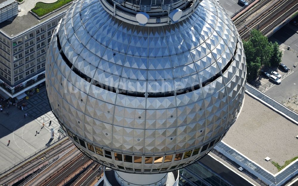 Berlin aus der Vogelperspektive: Fernmeldeturm und Fernsehturm im Ortsteil Mitte in Berlin, Deutschland