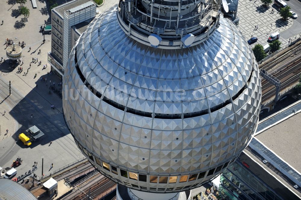 Luftbild Berlin - Fernmeldeturm und Fernsehturm im Ortsteil Mitte in Berlin, Deutschland