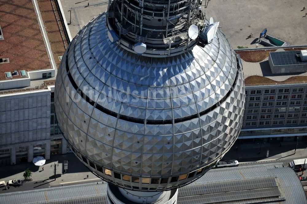 Luftaufnahme Berlin - Fernmeldeturm und Fernsehturm im Ortsteil Mitte in Berlin, Deutschland