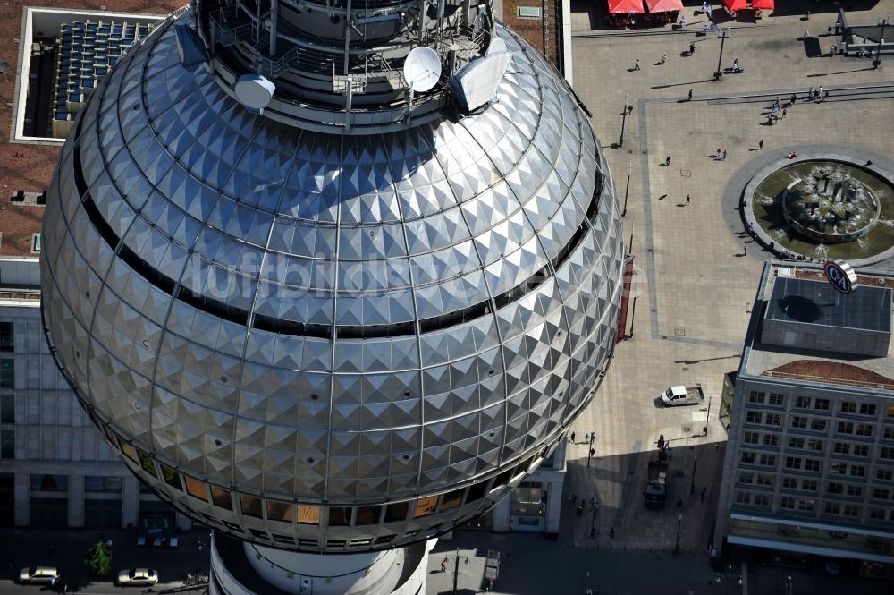 Berlin von oben - Fernmeldeturm und Fernsehturm im Ortsteil Mitte in Berlin, Deutschland