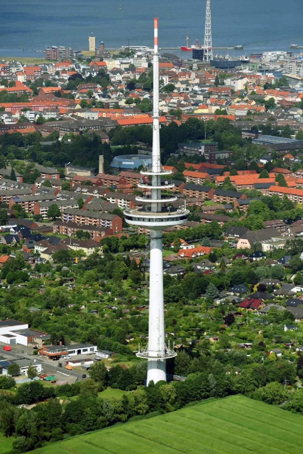 Cuxhaven aus der Vogelperspektive: Fernmeldeturm und Fernsehturm im Ortsteil Süder- und Westerwisch in Cuxhaven im Bundesland Niedersachsen, Deutschland