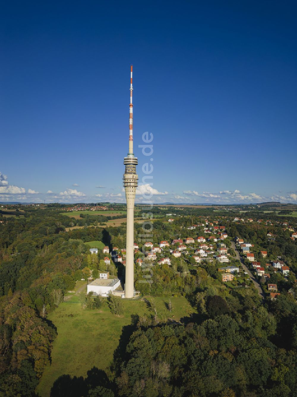 Dresden aus der Vogelperspektive: Fernmeldeturm und Fernsehturm im Ortsteil Wachwitz in Dresden im Bundesland Sachsen, Deutschland