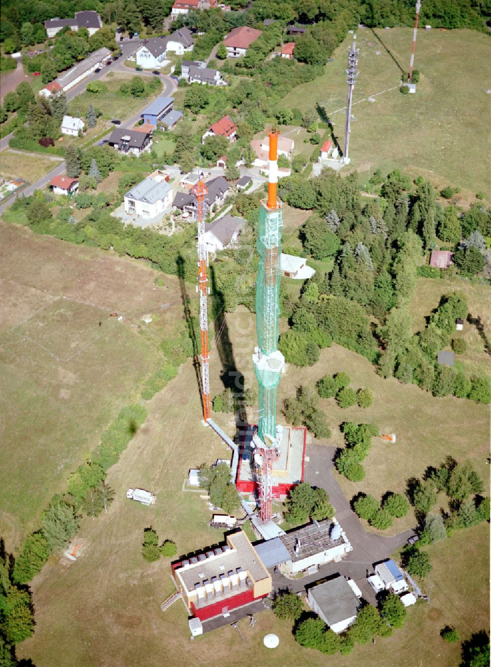 Würzburg von oben - Fernmeldeturm und Grundnetzsender Sendeturm Würzburg-Frankenwarte in Würzburg im Bundesland Bayern, Deutschland