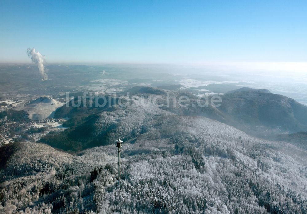 Cleebronn von oben - Fernmeldeturm auf dem schneebedeckten Stromberg in der Gemeinde Cleebronn im Bundesland Baden-Württemberg