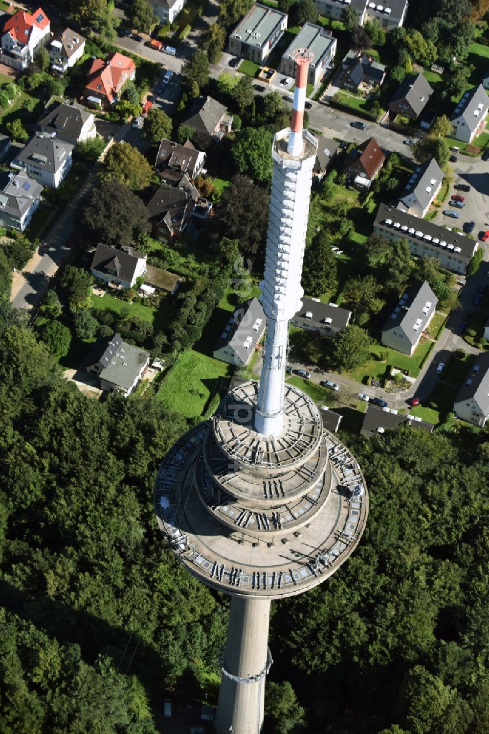 Kiel aus der Vogelperspektive: Fernmeldeturm im Vieburger Gehölz in Kiel im Bundesland Schleswig-Holstein