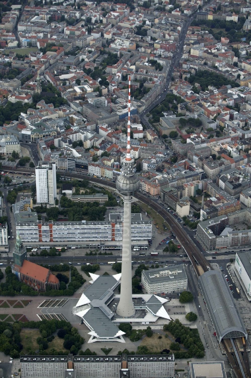 Luftaufnahme Berlin - Fernsehturm am Alexanderplatz in Berlin im Bundesland Berlin