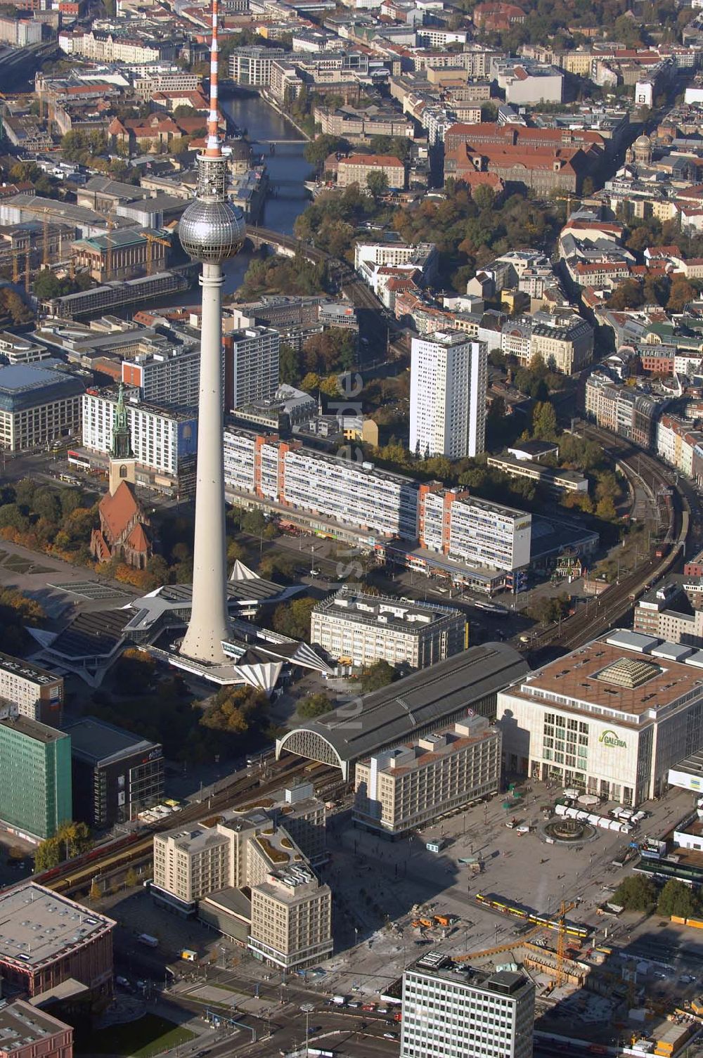 Berlin von oben - Fernsehturm mit Bahnhof, Kaufhof und der Marienkirche