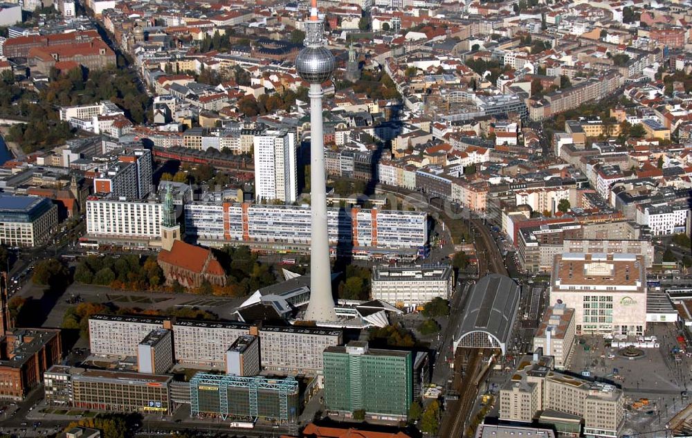 Luftbild Berlin - Fernsehturm mit Bahnhof, Kaufhof und der Marienkirche