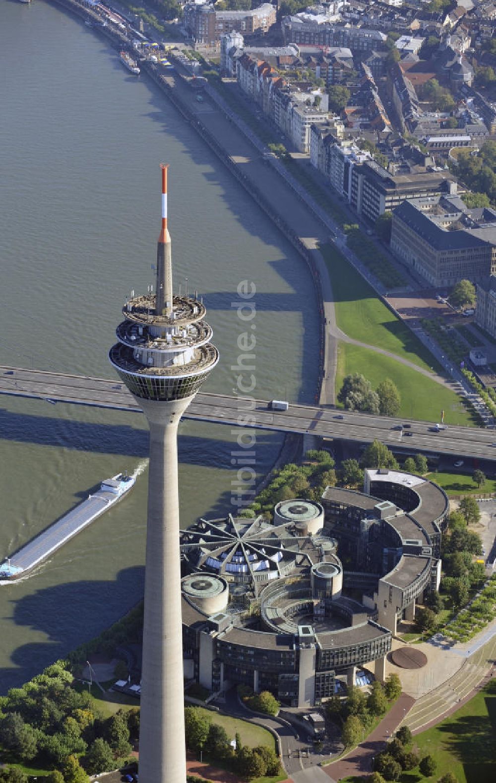 Düsseldorf aus der Vogelperspektive: Fernsehturm und Landtag Düsseldorf