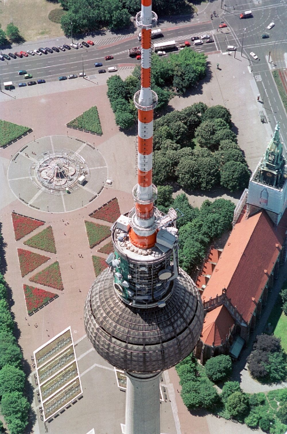 Berlin von oben - Fernsehturm, Marienkirche und Neptunbrunnen am Alexanderplatz in Berlin-Mitte