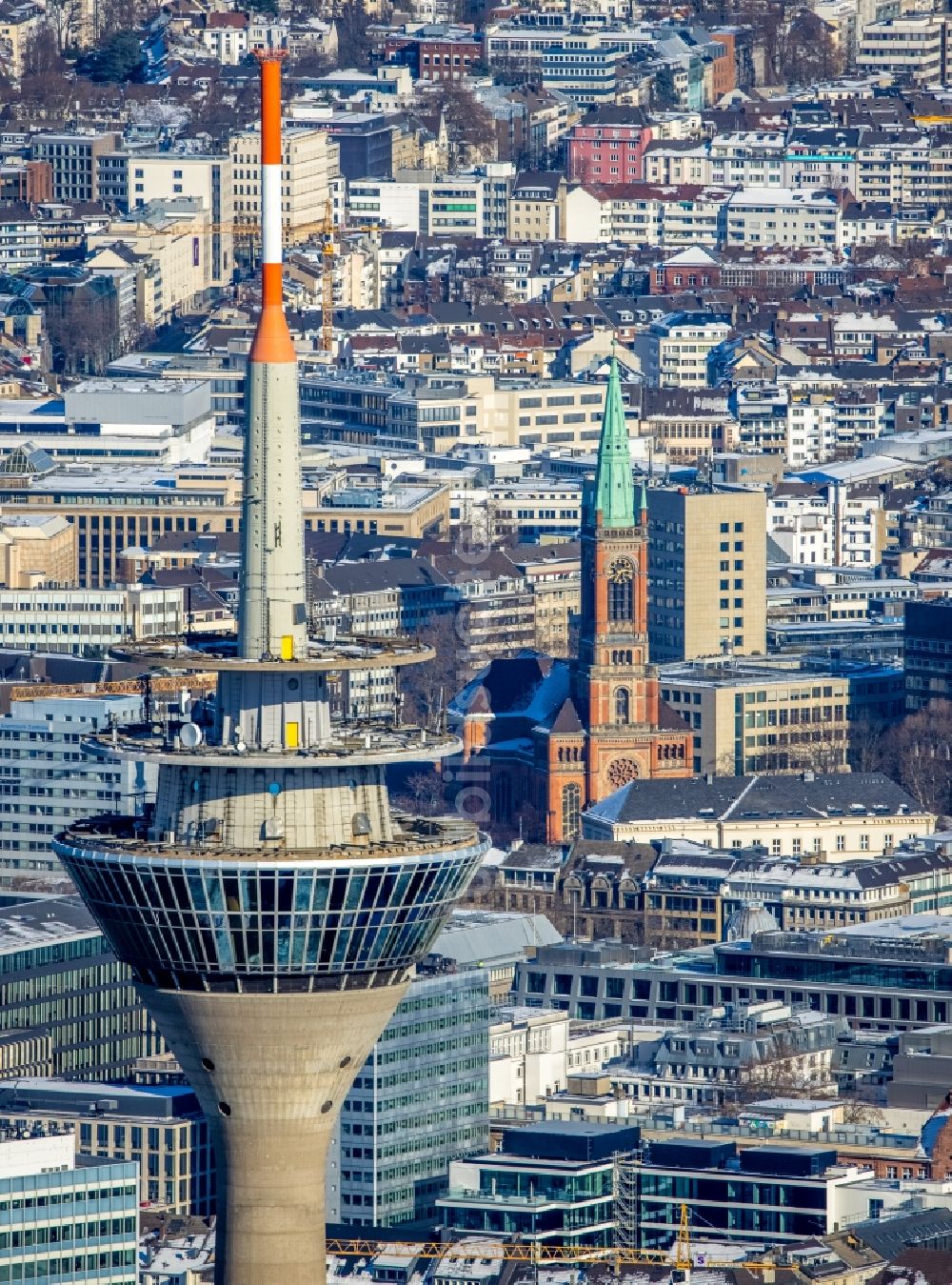 Düsseldorf aus der Vogelperspektive: Fernsehturm Rheinturm in Düsseldorf im Bundesland Nordrhein-Westfalen