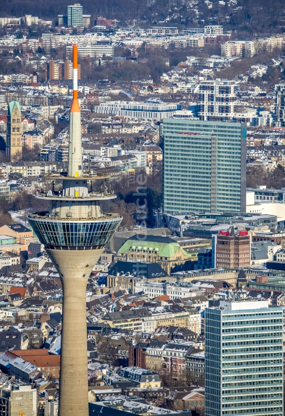 Düsseldorf von oben - Fernsehturm Rheinturm in Düsseldorf im Bundesland Nordrhein-Westfalen