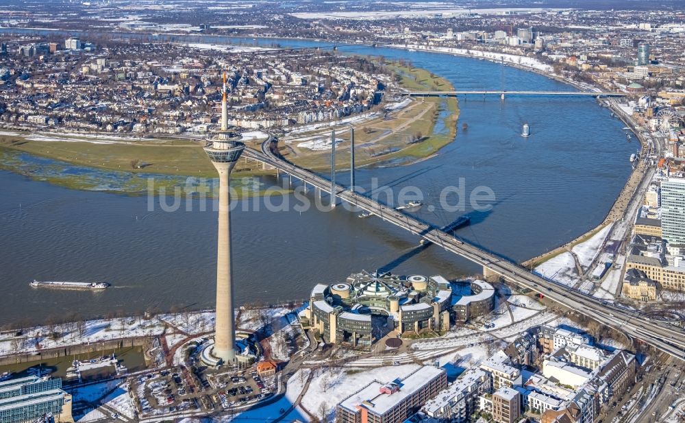 Düsseldorf aus der Vogelperspektive: Fernsehturm Rheinturm in Düsseldorf im Bundesland Nordrhein-Westfalen